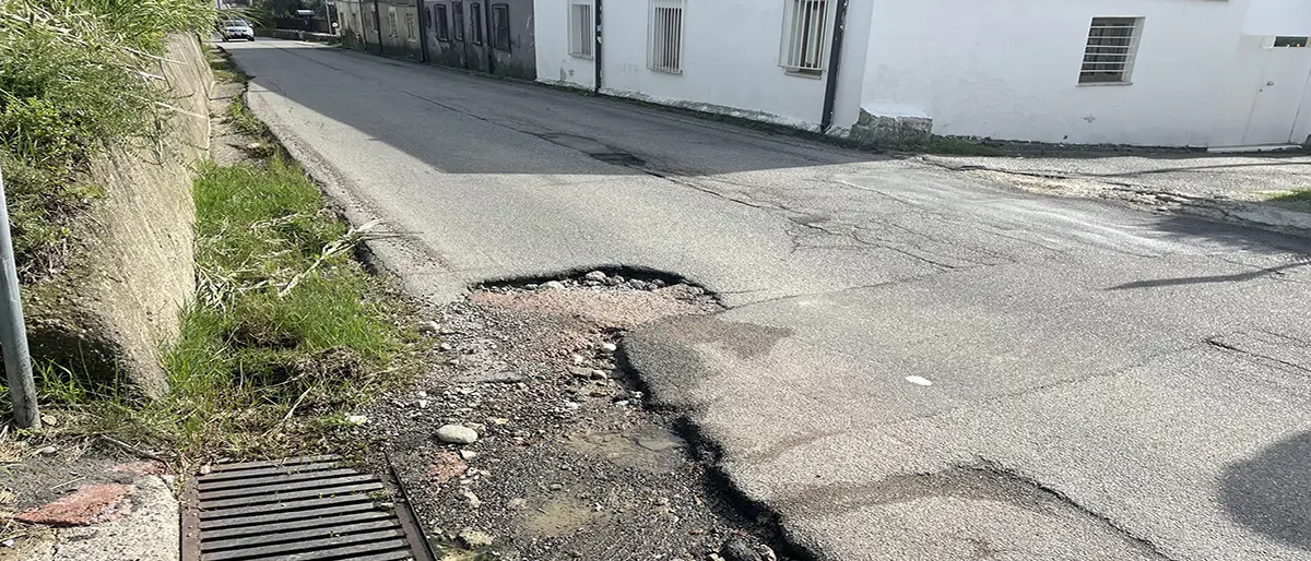 Cosenza e Rende, la manutenzione è un tallone d'Achille. Tombini pericolosi e strade sgretolate