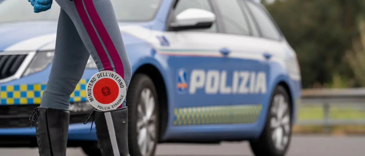 Tenta di ammazzare un uomo a Napoli e fugge. Arrestato a Cosenza mentre è in vacanza