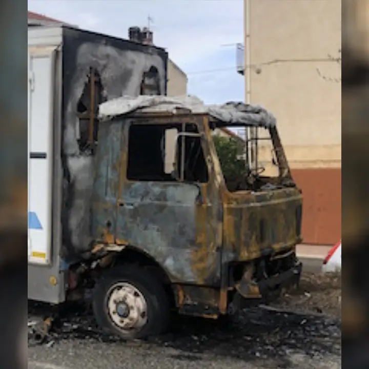 Corigliano Rossano ancora nel mirino del crimine. In fiamme il furgone di un noto ambulante