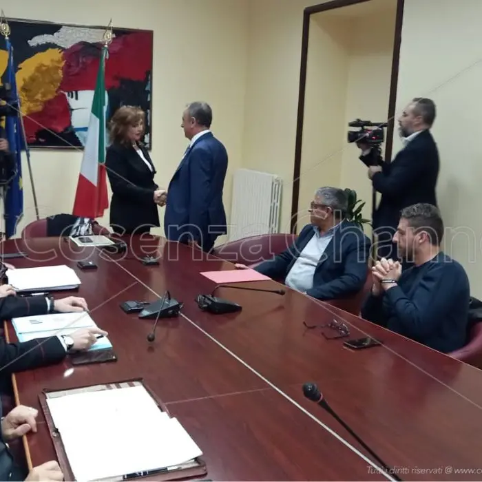 L'omicidio Cataldo, l'auto incendiata a Cristaldi e le intimidazioni a Stasi e Grillo: vertice in Prefettura a Cosenza