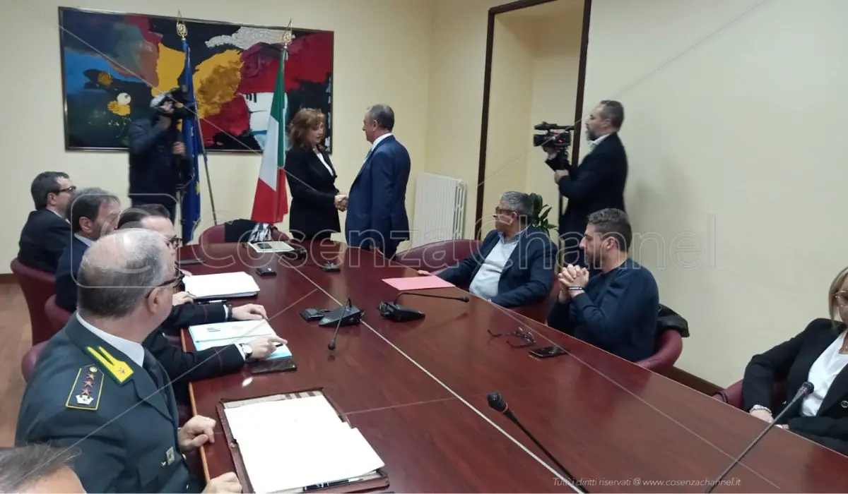 L'omicidio Cataldo, l'auto incendiata a Cristaldi e le intimidazioni a Stasi e Grillo: vertice in Prefettura a Cosenza