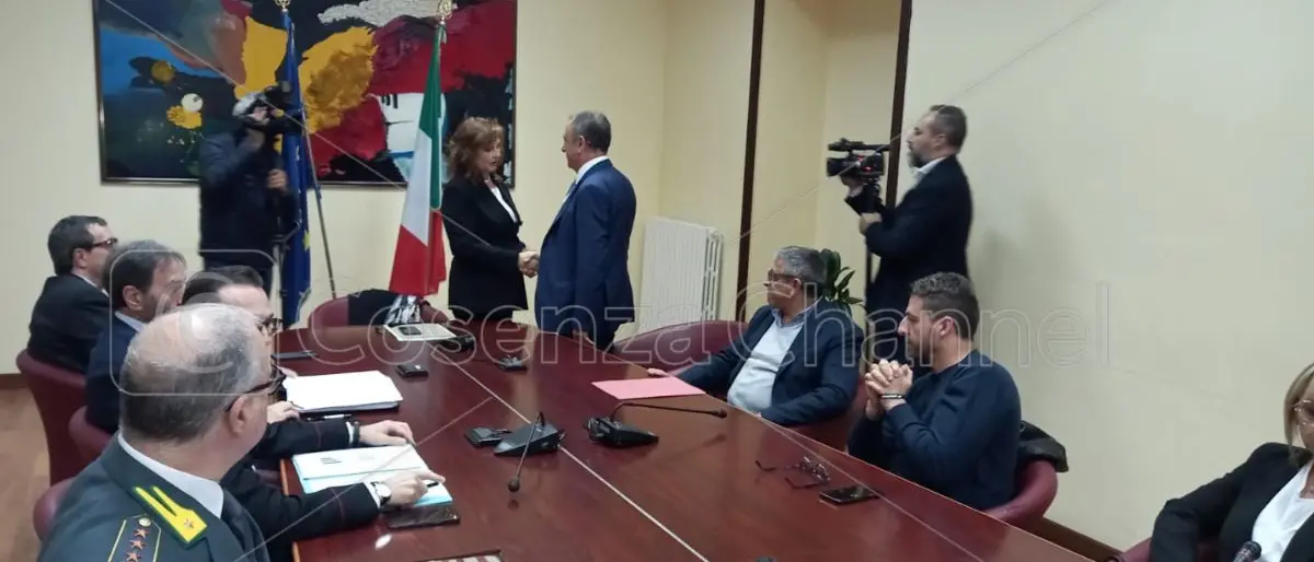 L'omicidio Cataldo, l'auto incendiata a Cristaldi e le intimidazioni a Stasi e Grillo: vertice in Prefettura a Cosenza