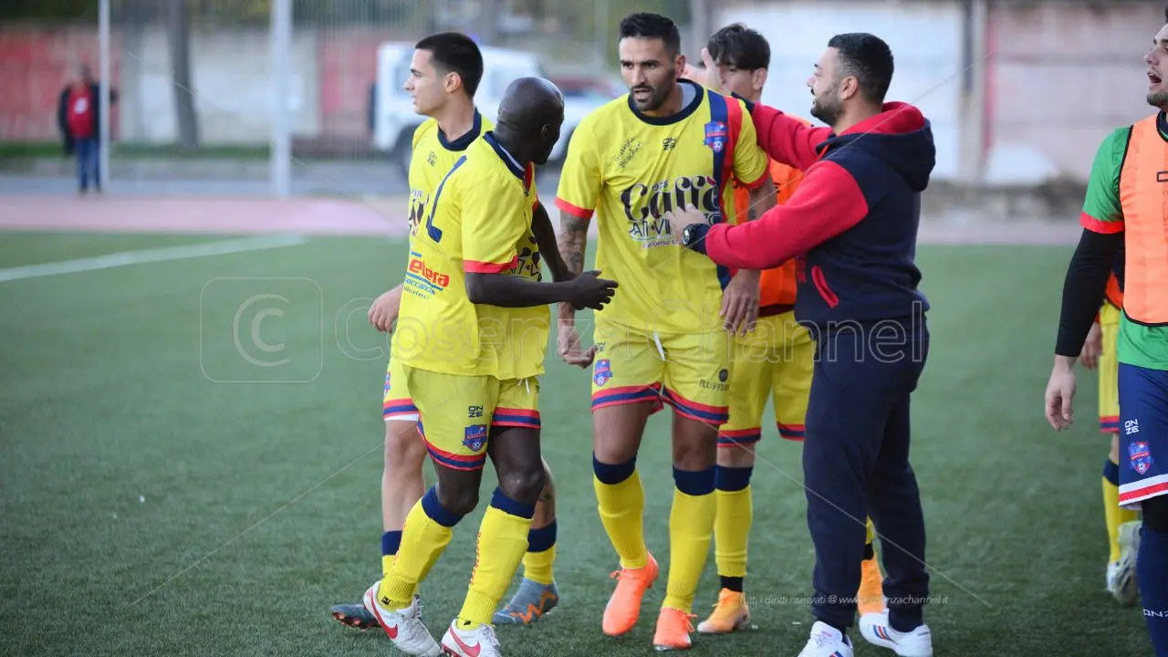 La Rossanese vince in rimonta e resta al comando. Amantea battuta 2-1