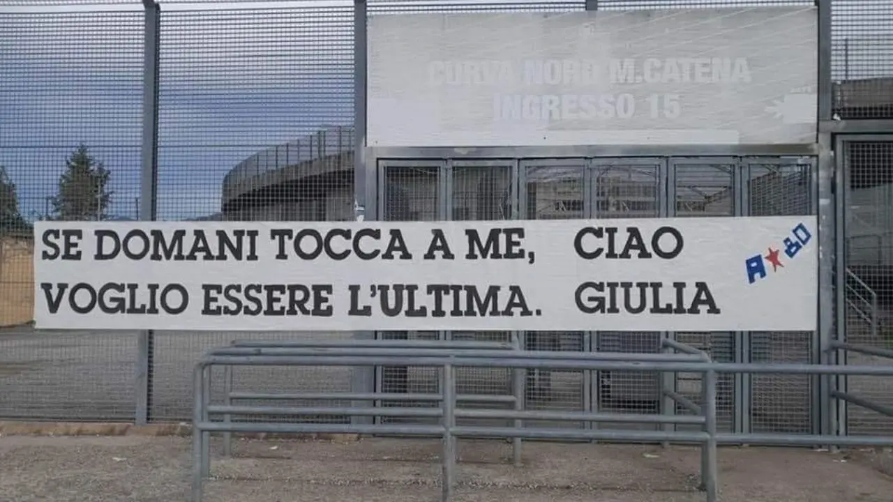 Cosenza, lo striscione per Giulia Cecchettin appeso fuori dal Marulla
