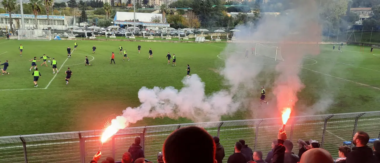 Cosenza, il report della doppia seduta. La Curva Sud carica la squadra