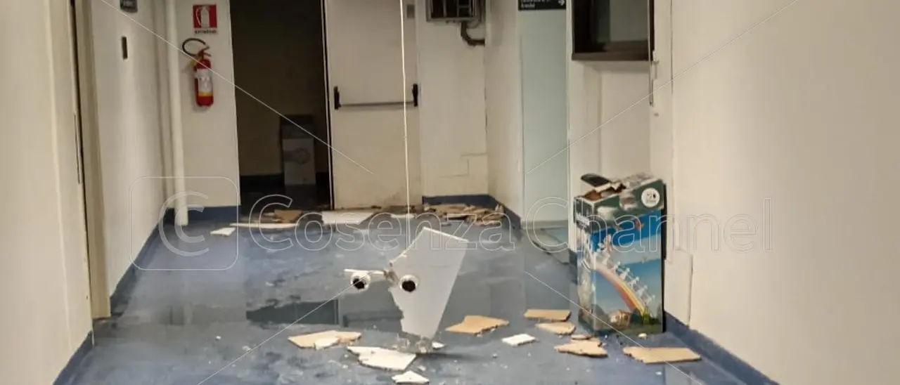 Corigliano Rossano, allagamenti e cedimenti strutturali in reparto dopo il diluvio