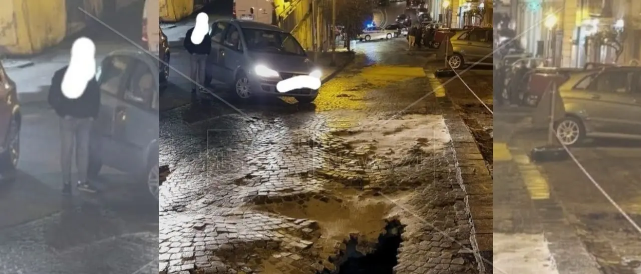 Voragine nel centro storico di Corigliano, auto rimane incastrata