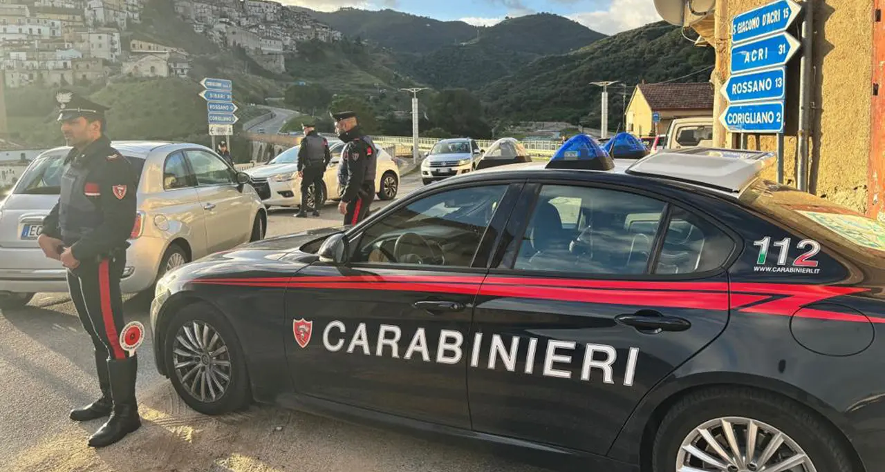 Assalto al bar Agip di Corigliano Rossano, vetrata sfondata e ladri in fuga\n