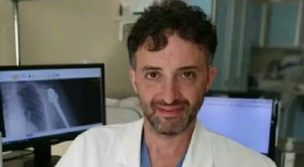 Dopo la morte del papà chiede in un tema un’ambulanza, i carabinieri lo aiutano