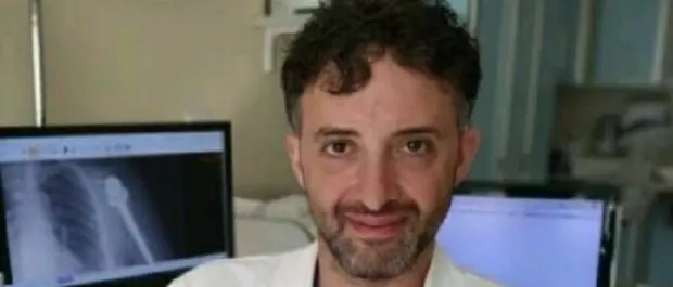 Dopo la morte del papà chiede in un tema un’ambulanza, i carabinieri lo aiutano