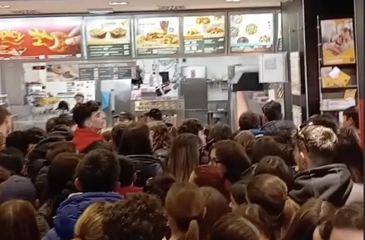 Cosenza e Rende, ieri traffico impazzito per gli hamburger in offerta del fast food