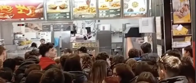 Cosenza e Rende, ieri traffico impazzito per gli hamburger in offerta del fast food