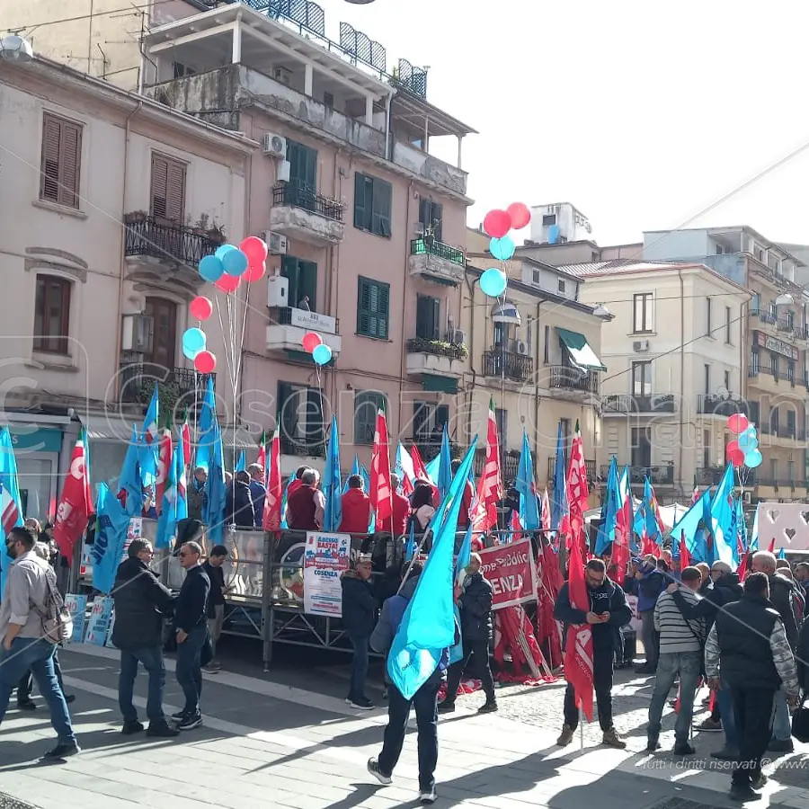 Sciopero Cgil, a Cosenza centinaia di persone. «Dove sono gli interventi per il Sud?»