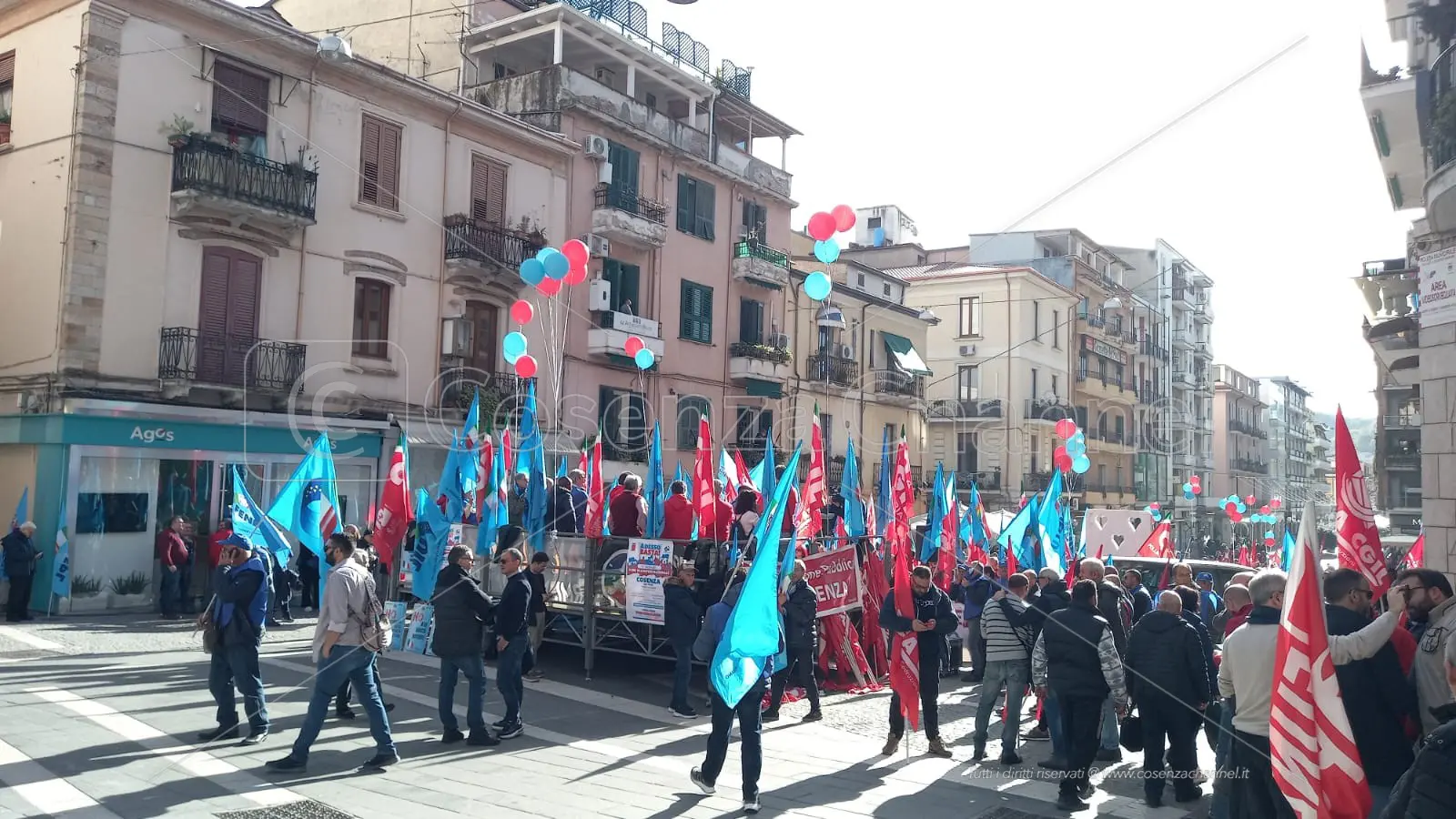 Sciopero Cgil, a Cosenza centinaia di persone. «Dove sono gli interventi per il Sud?»
