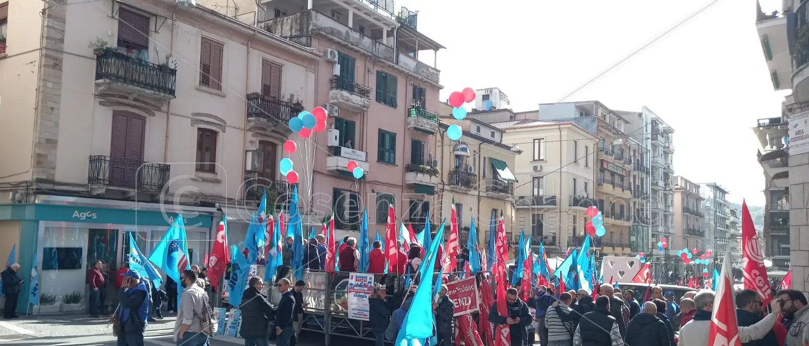 Sciopero Cgil, a Cosenza centinaia di persone. «Dove sono gli interventi per il Sud?»