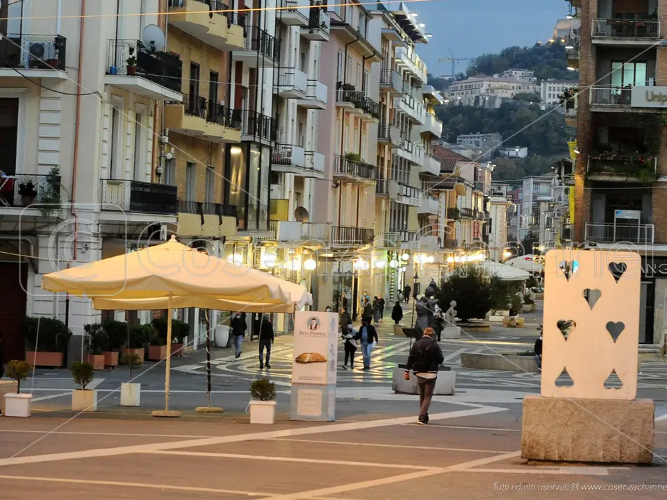 Ombrelloni e tavolini all’aperto, il Comune invita i locali di Cosenza a mettersi in regola