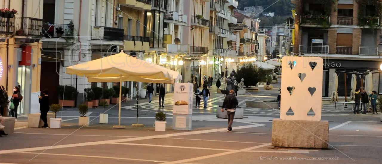 Ombrelloni e tavolini all’aperto, il Comune invita i locali di Cosenza a mettersi in regola