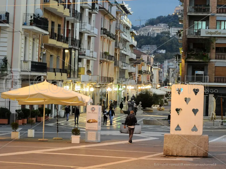 Ombrelloni e tavolini all’aperto, il Comune invita i locali di Cosenza a mettersi in regola