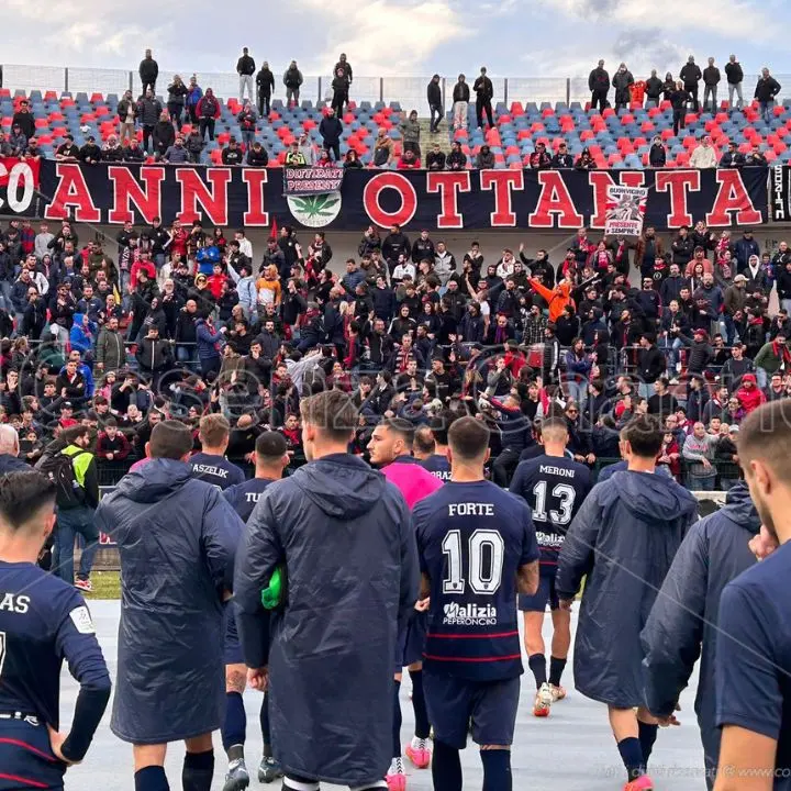 Cosenza sconfitto e fischiato: la delusione dei tifosi dopo il ko con la Ternana
