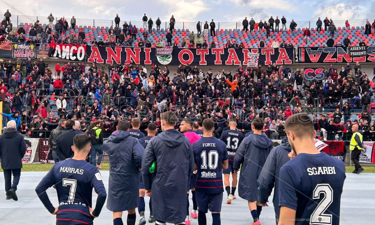 Cosenza sconfitto e fischiato: la delusione dei tifosi dopo il ko con la Ternana