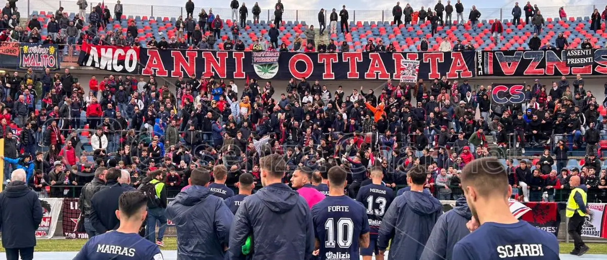 Cosenza sconfitto e fischiato: la delusione dei tifosi dopo il ko con la Ternana