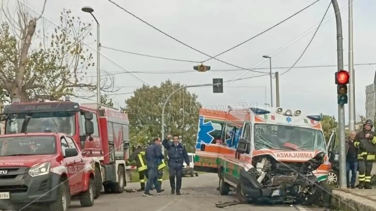 Bisignano, scontro tra un’auto e un’ambulanza: donna in ospedale con l'elisoccorso