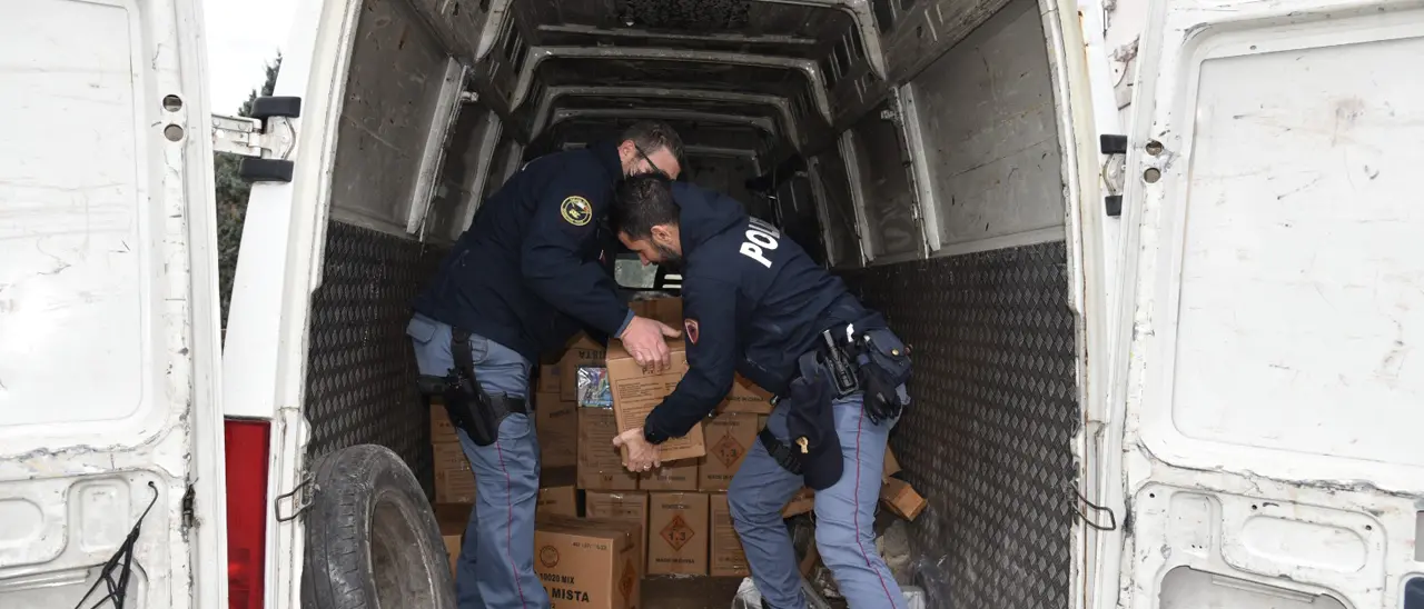 Cosenza, denunciato venditore di fuochi d'artificio grazie all'app YouPol