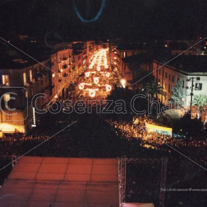 Capodanno, i conti in tasca. Quanto spenderanno (davvero) Cosenza e Corigliano Rossano