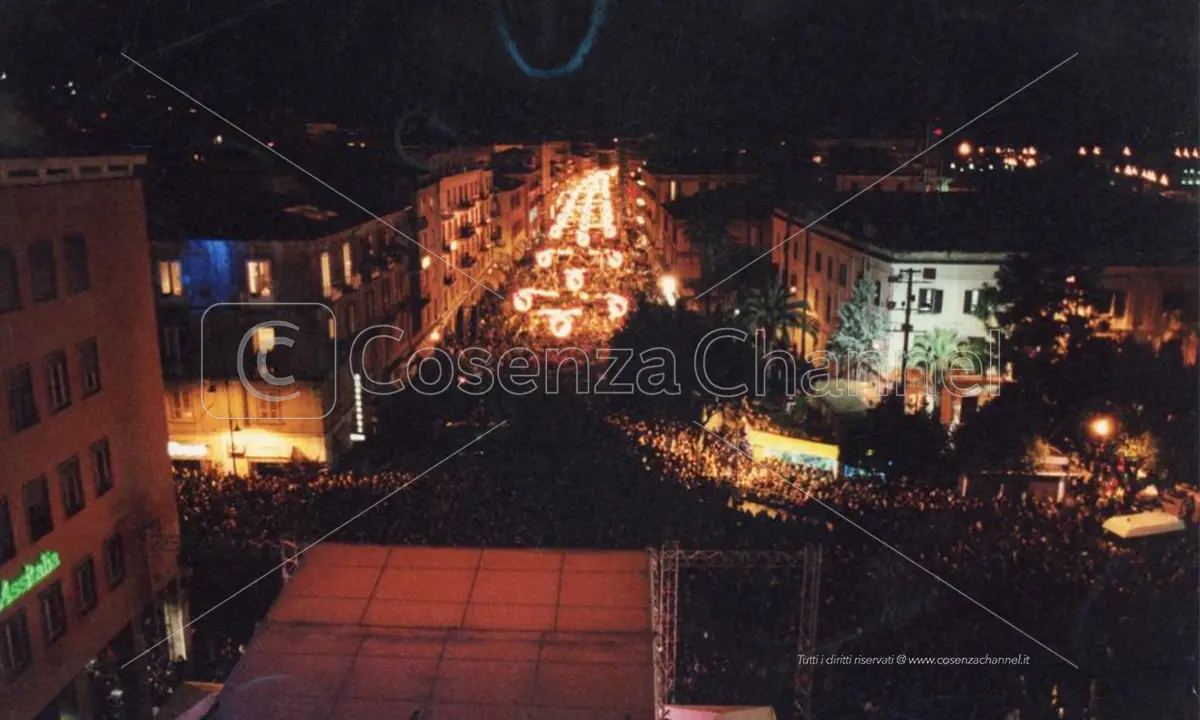 Capodanno, i conti in tasca. Quanto spenderanno (davvero) Cosenza e Corigliano Rossano