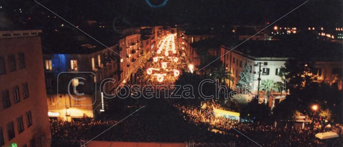 Capodanno, i conti in tasca. Quanto spenderanno (davvero) Cosenza e Corigliano Rossano