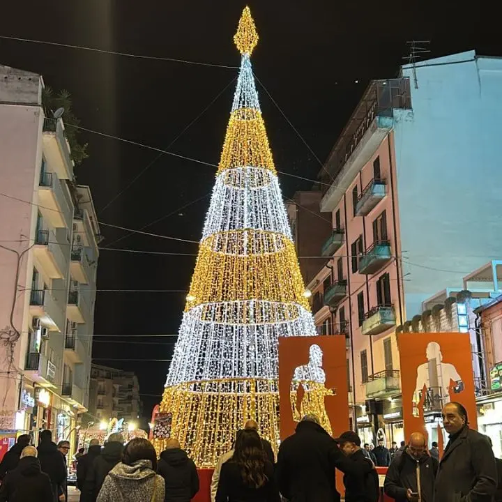 Natale solidale, Caruso consegnerà in Piazza dei Bruzi doni ai bimbi meno fortunati