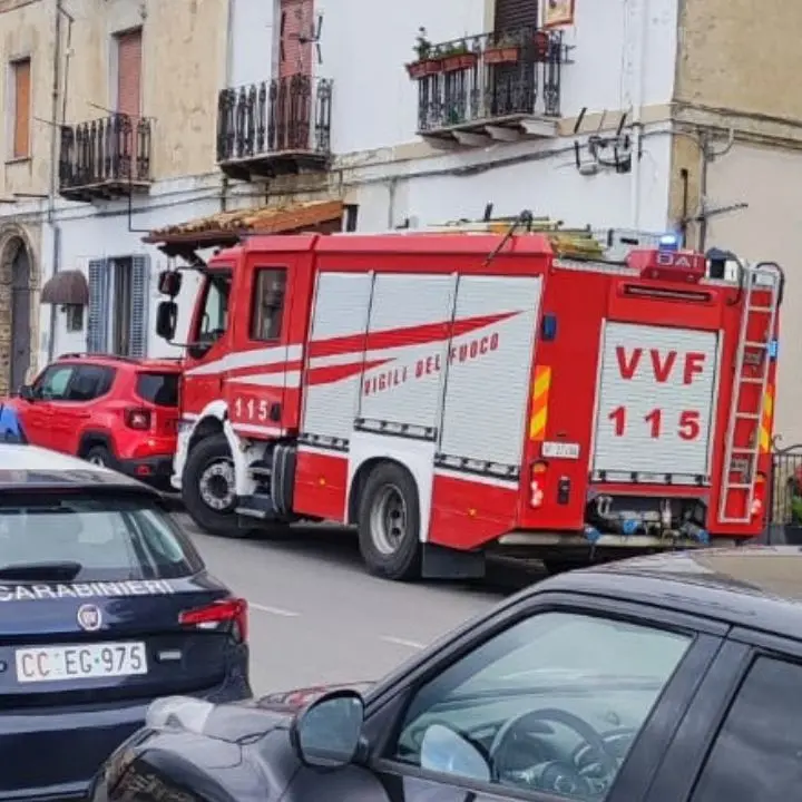 Fuga di gas a Corigliano, evacuato palazzo nel centro storico: nessun ferito