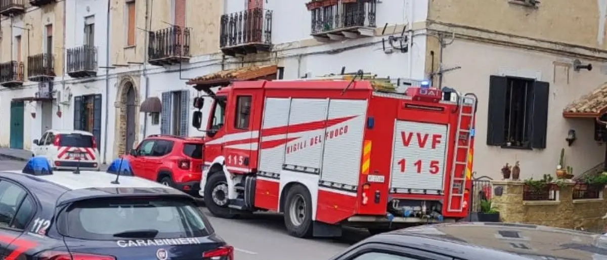 Fuga di gas a Corigliano, evacuato palazzo nel centro storico: nessun ferito