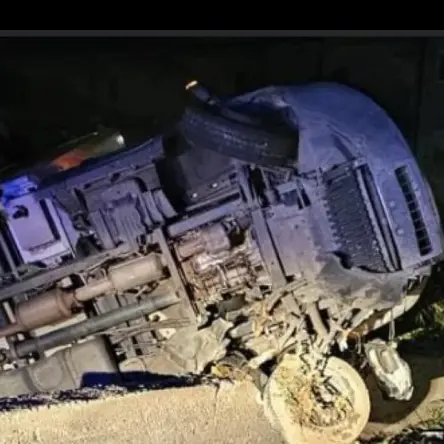 Incidente sulla SS106, un furgone si ribalta ma il passeggero riesce a salvarsi