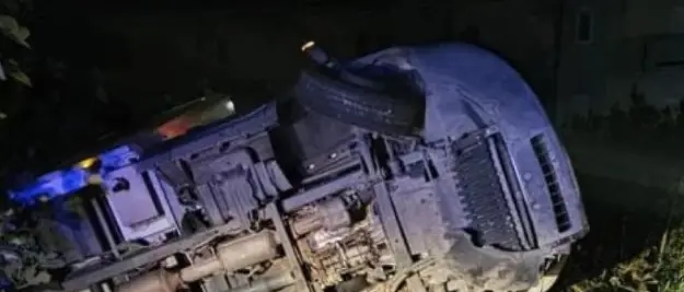 Incidente sulla SS106, un furgone si ribalta ma il passeggero riesce a salvarsi