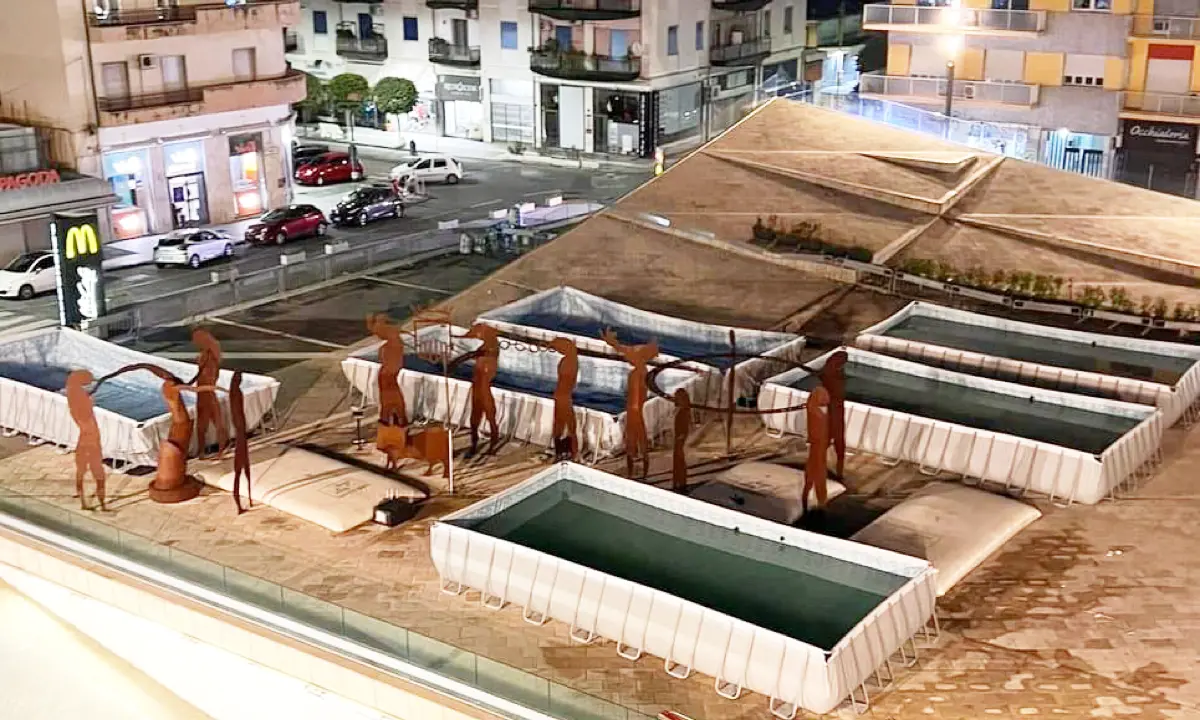 “Piscine” a piazza Bilotti, in atto test di carico per il dissequestro