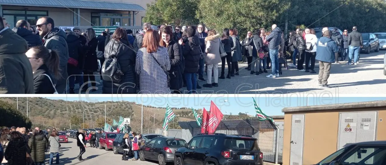 Abramo Customer Care, a Montalto la protesta dei lavoratori che rischiano il posto |VIDEO