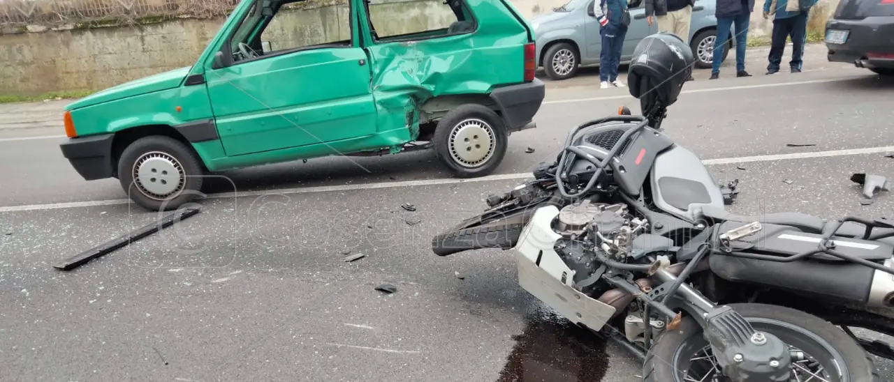 Belvedere Marittimo, incidente lungo la Ss18. Centauro in ospedale