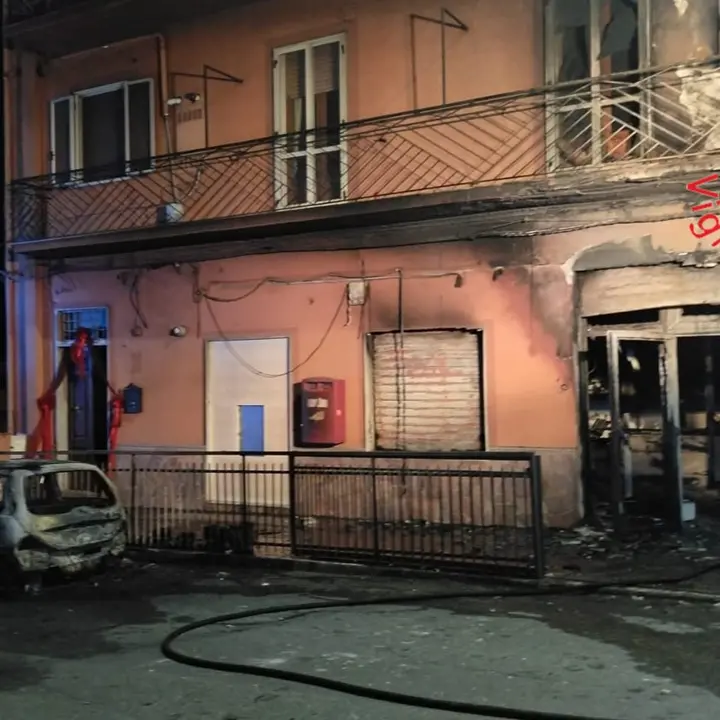 Mandatoriccio, un incendio distrugge l'ufficio postale. Evacuata una residente