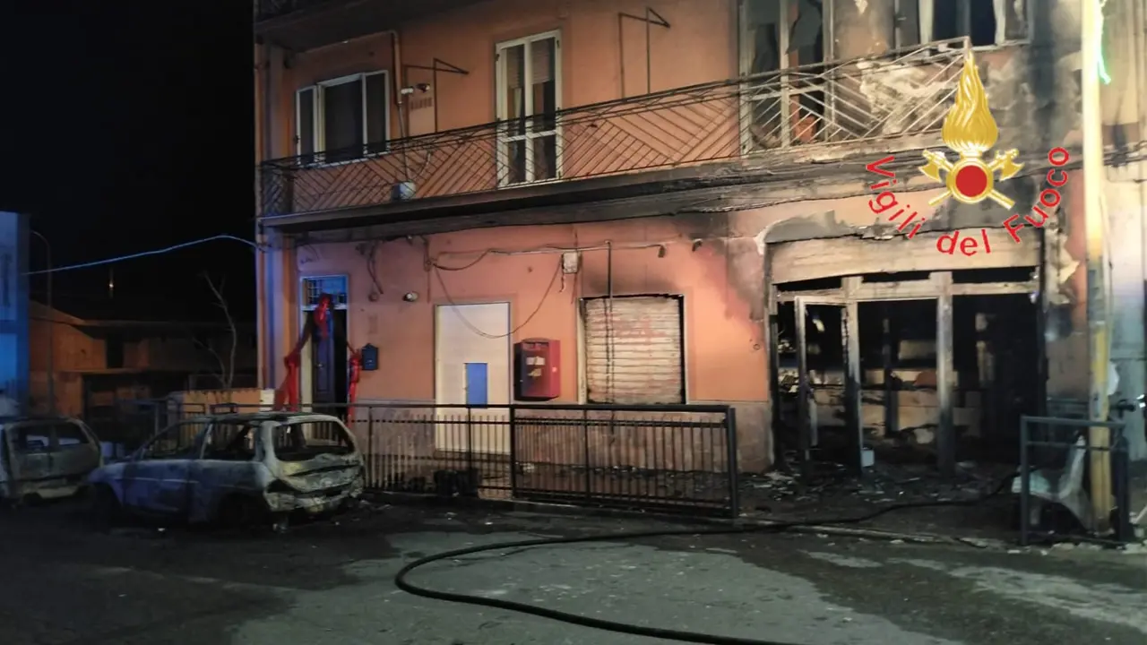 Mandatoriccio, un incendio distrugge l'ufficio postale. Evacuata una residente