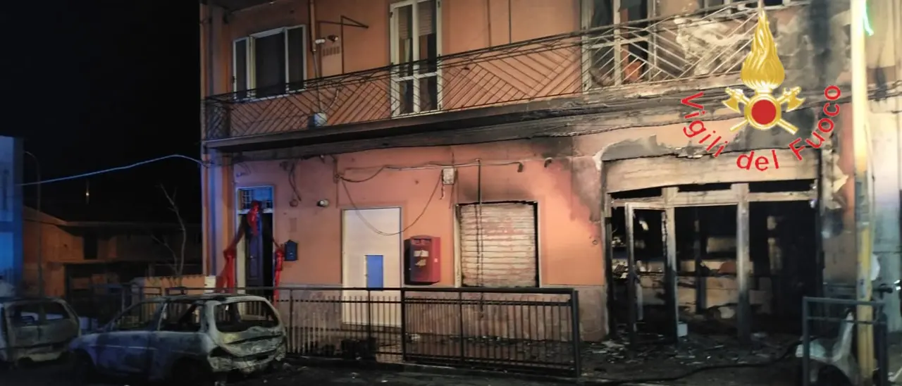 Mandatoriccio, un incendio distrugge l'ufficio postale. Evacuata una residente