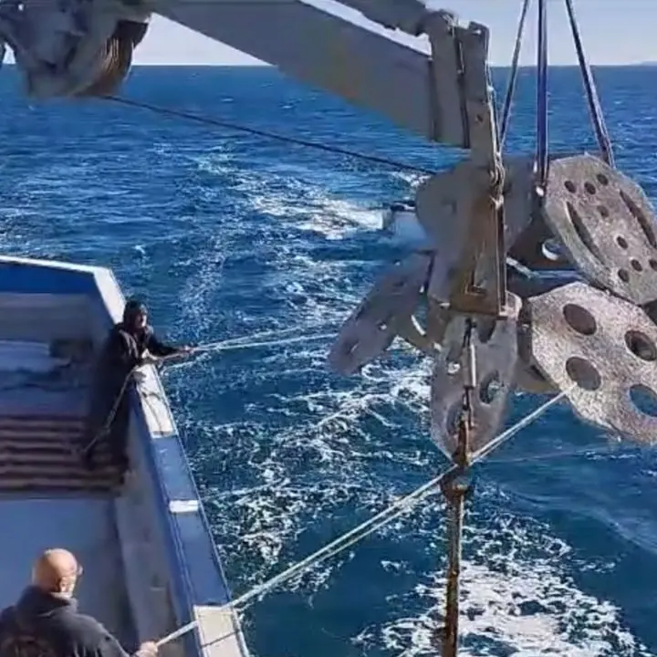 Basso jonio cosentino, posizionati i primi dissuasori della pesca a strascico
