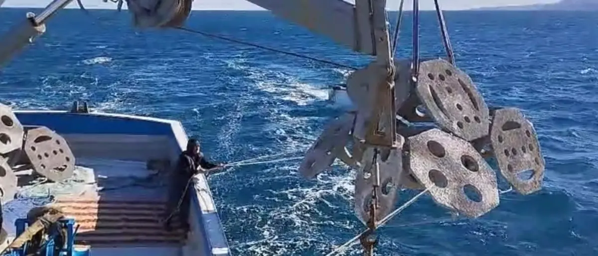 Basso jonio cosentino, posizionati i primi dissuasori della pesca a strascico