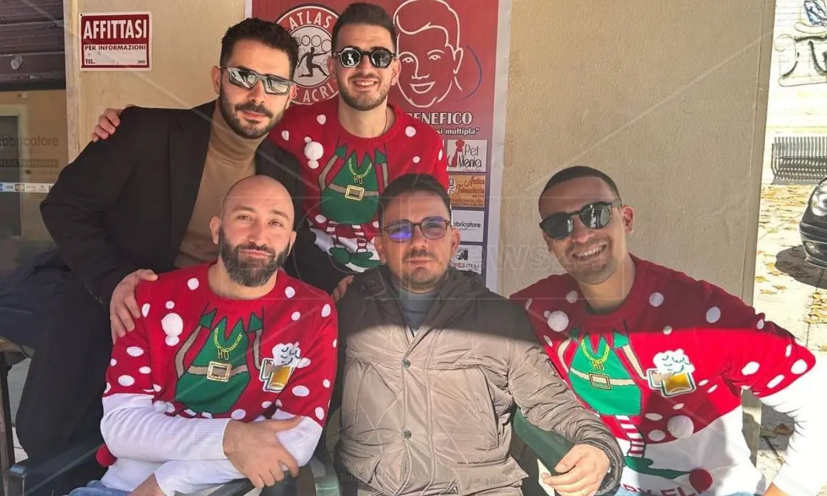 Natale nel segno della solidarietà ad Acri, raccolta fondi in piazza per un 39enne affetto da sclerosi multipla