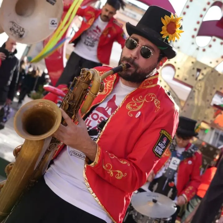 Cosenza, \"Rosso Silano Wolf Street Band\" ha trasformato la vigilia di Natale in una festa di colori e musica