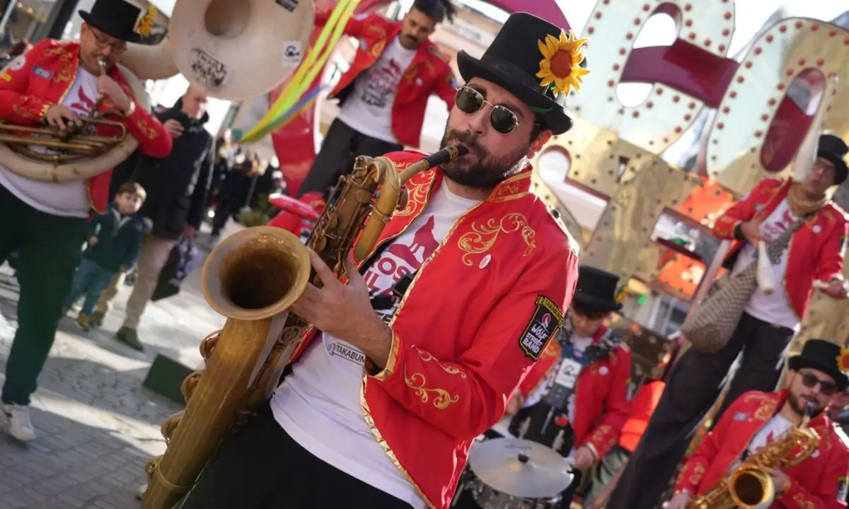 Cosenza, \"Rosso Silano Wolf Street Band\" ha trasformato la vigilia di Natale in una festa di colori e musica