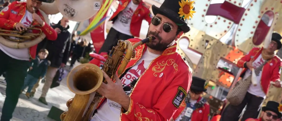 Cosenza, \"Rosso Silano Wolf Street Band\" ha trasformato la vigilia di Natale in una festa di colori e musica