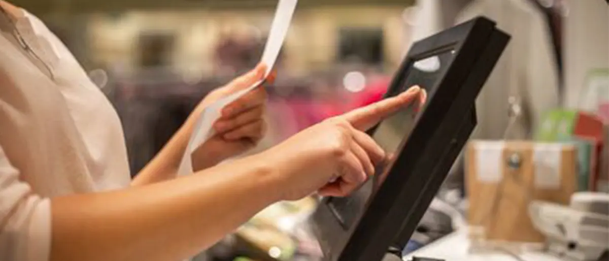 Un anno da incubo in un negozio di Rende. «Non vogliono donne con figli»