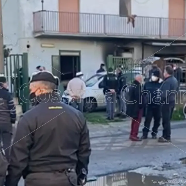 Corigliano Rossano, incendio a palazzina di migranti già sottoposta a sgombero
