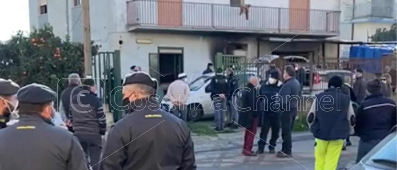 Corigliano Rossano, incendio a palazzina di migranti già sottoposta a sgombero